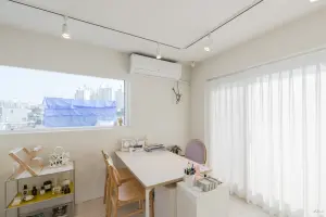 자연광 가득한 화이트톤 뷰티 스튜디오 오피스